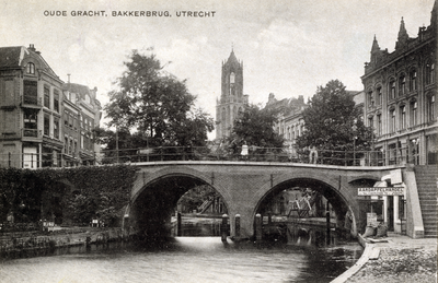 1390 Gezicht op de Oudegracht Weerdzijde te Utrecht met op de achtergrond de Domtoren en op de voorgrond de Bakkerbrug.